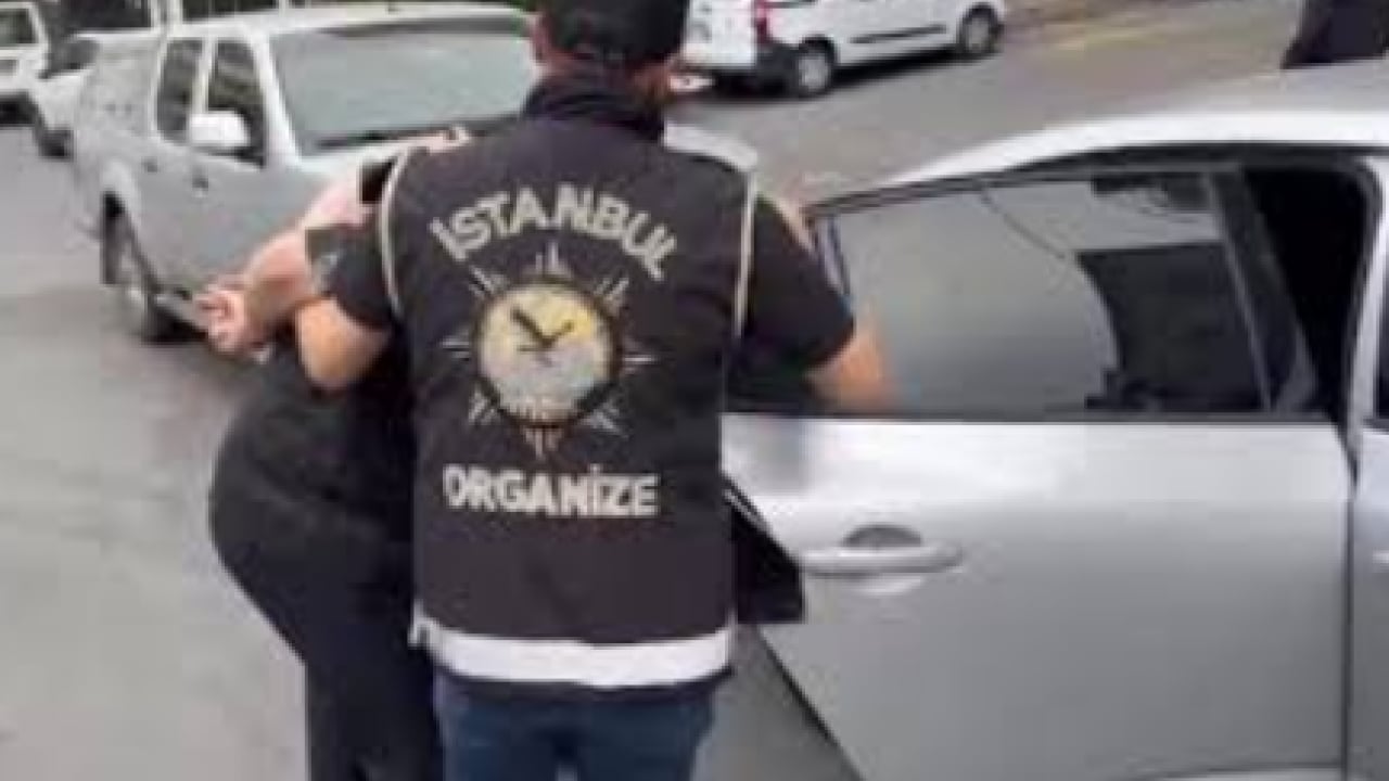Vatandaşın ümüğünü sıkan şebekeye darbe! Lüks araçlarla skandal dolandırıcılık yapan 3 pislik kodese tıkıldı!