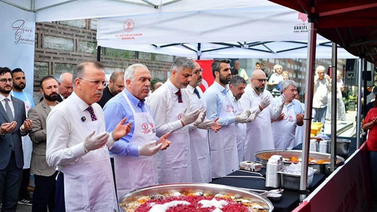 Foto - Vatandaşlara ikram edildi Mısır Çarşısı’nda aşure ziyafeti