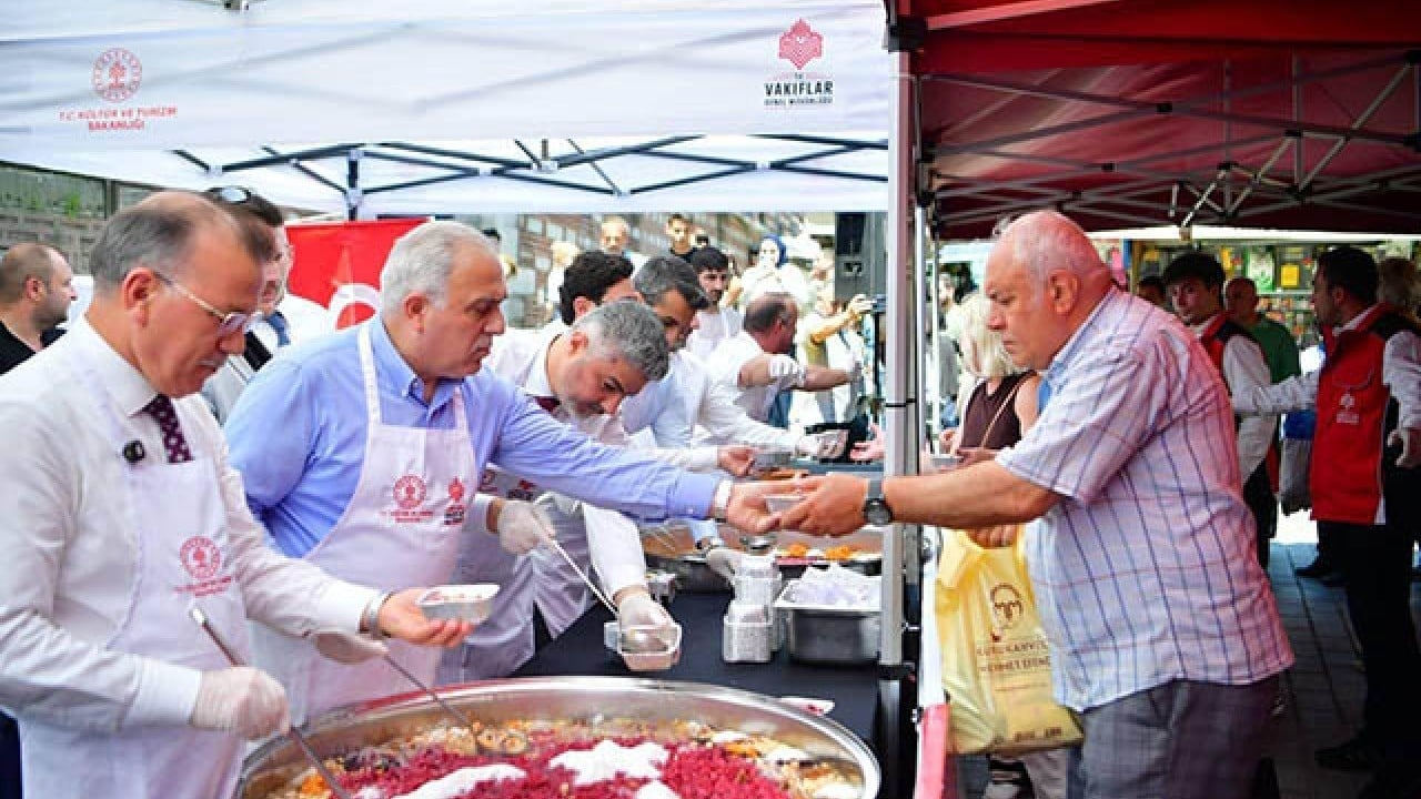 Vatandaşlara ikram edildi Mısır Çarşısı’nda aşure ziyafeti
