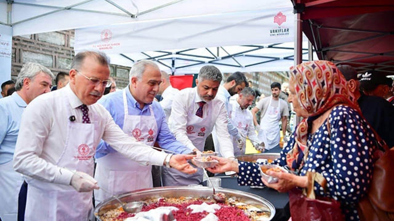Foto - Vatandaşlara ikram edildi Mısır Çarşısı’nda aşure ziyafeti