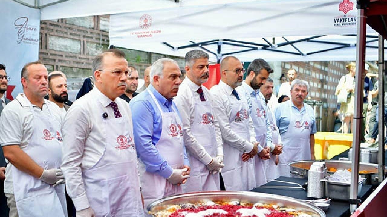 Foto - Vatandaşlara ikram edildi Mısır Çarşısı’nda aşure ziyafeti