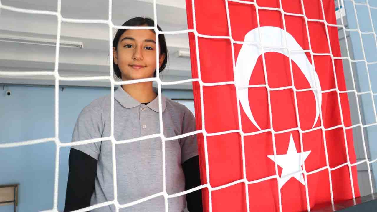Vatansever geçinen vatansızlar ibret alsın! Küçük Kübra’nın hareketi takdir topladı