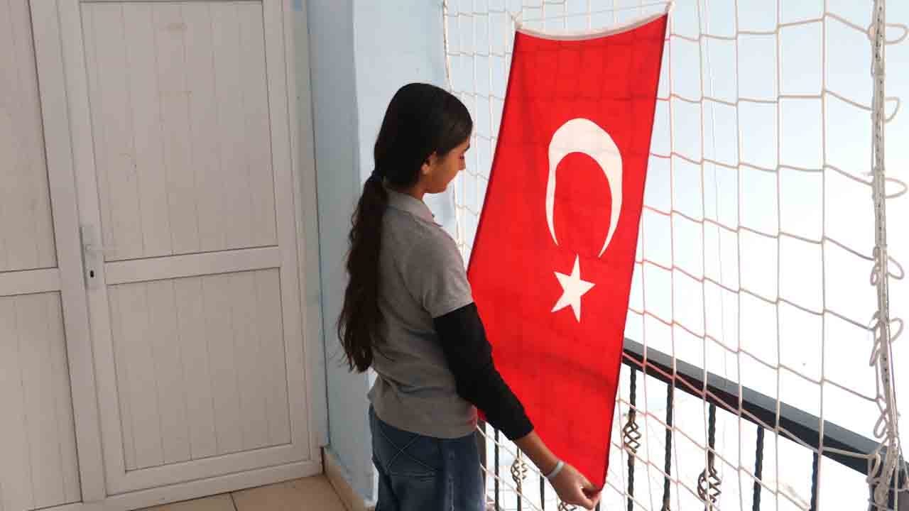 Foto - Vatansever geçinen vatansızlar ibret alsın! Küçük Kübra’nın hareketi takdir topladı