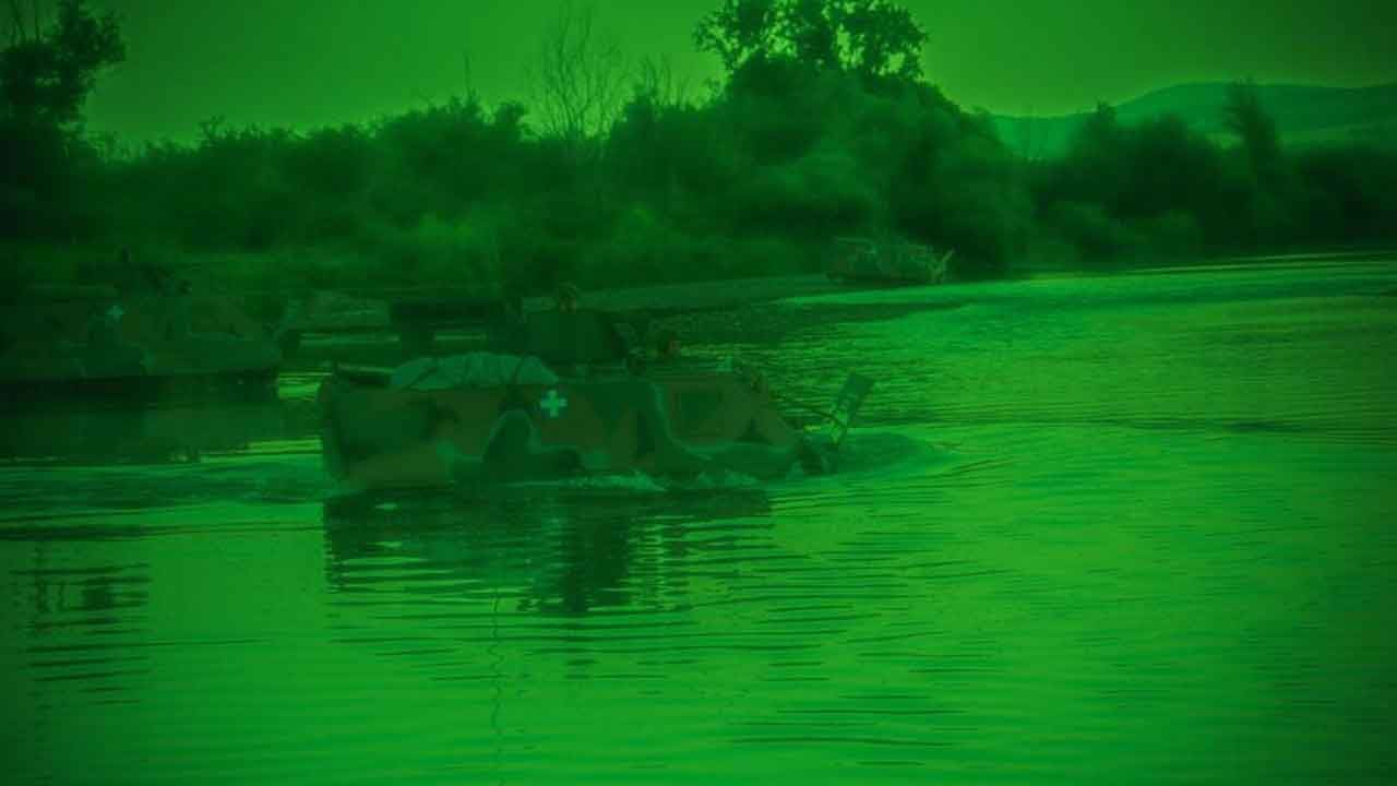 Foto - Saat bile verdiler! Bölgeye girişler yasaklandı, askeri birliklerden ağır silahlarla Türkiye provası