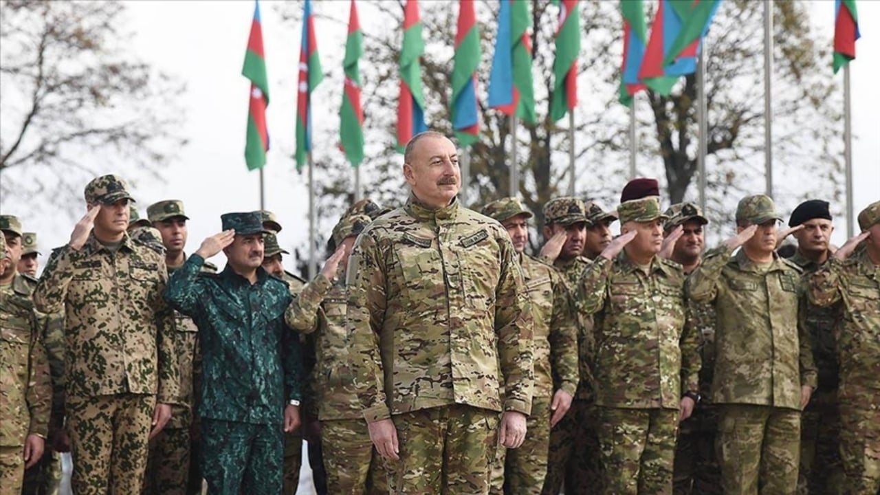 Foto - Ve savaşta korkulan oluyor: Aliyev’den orduya "vur" emri