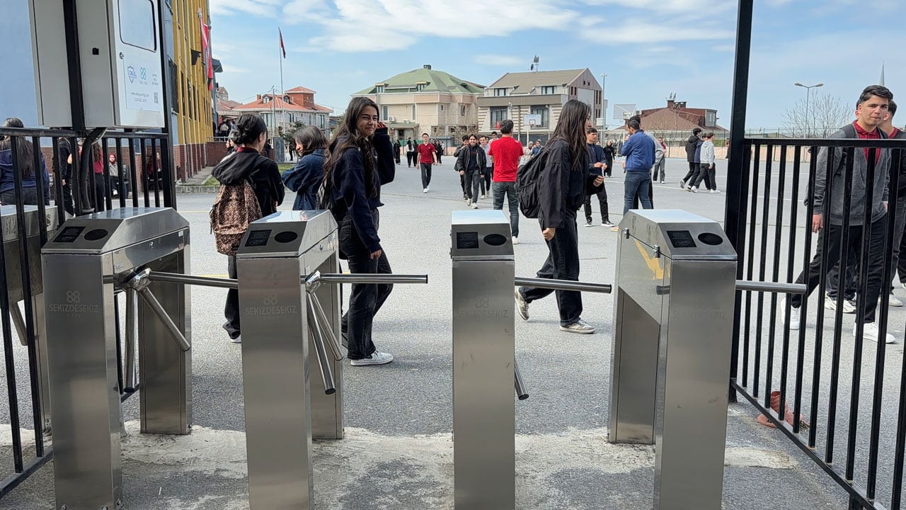 Velinin gözü arkada kalmıyor! O lisede giriş çıkışlar anlık takip ediliyor
