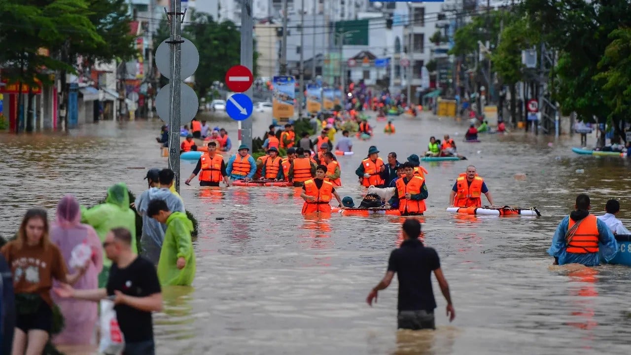 Vietnam'da selin bilançosu ağırlaşıyor 55 ölü 13 kayıp