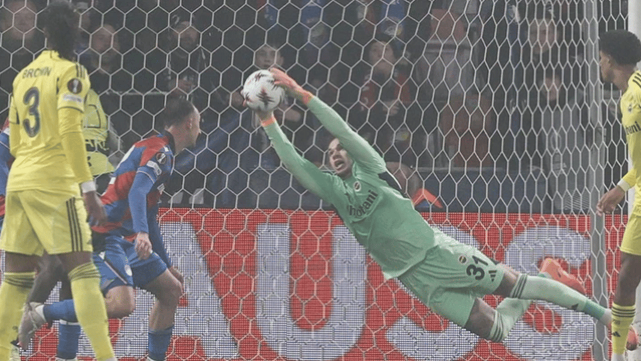 Foto - Viktoria Plzen-Fenerbahçe maçında tartışmalı karar! Türkiye bu pozisyonu konuşuyor