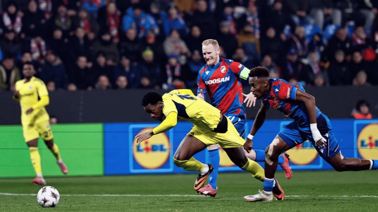 Foto - Viktoria Plzen-Fenerbahçe maçında tartışmalı karar! Türkiye bu pozisyonu konuşuyor