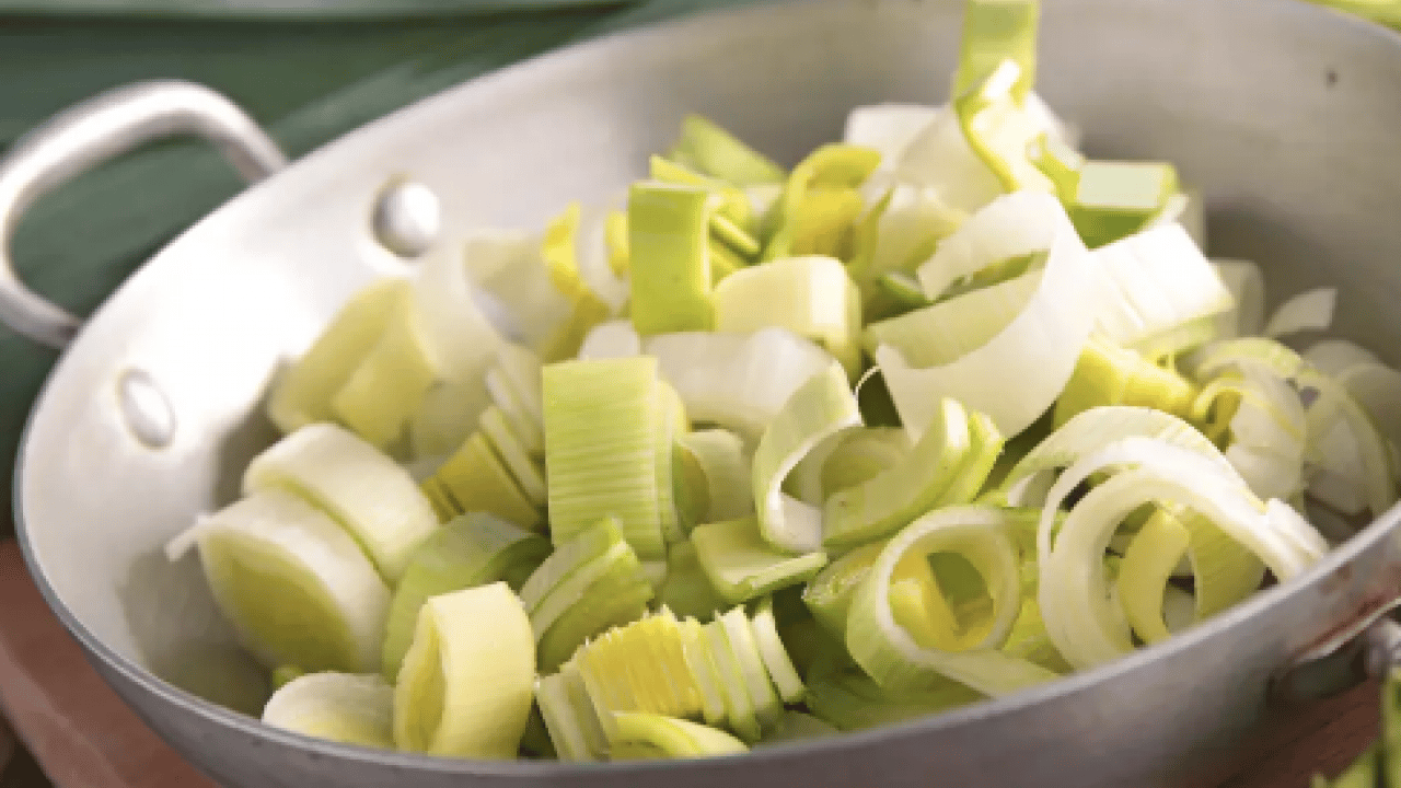 Foto - Vitamin kombosu yemek! Siz hiç yediniz mi? 2 değil, 3 değil sayısız vitamin var; En kolay pırasa yemeği! Buna dikkat