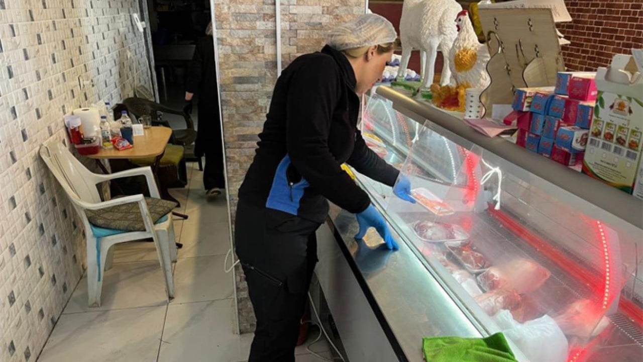 Vitrinde öyle içeride böyle! Kasaba giren zabıtalar gördüklerine inanamadı