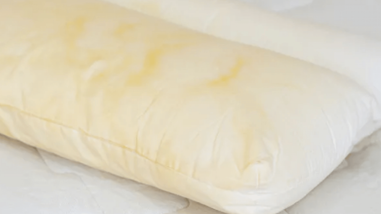 Foto - Vücut yağları, ter ve nem... Sararmış yastıklar kar gibi bembeyaz olacak! Yıkama suyuna bir ölçek sadece...