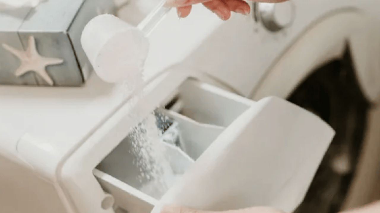 Foto - Vücut yağları, ter ve nem... Sararmış yastıklar kar gibi bembeyaz olacak! Yıkama suyuna bir ölçek sadece...