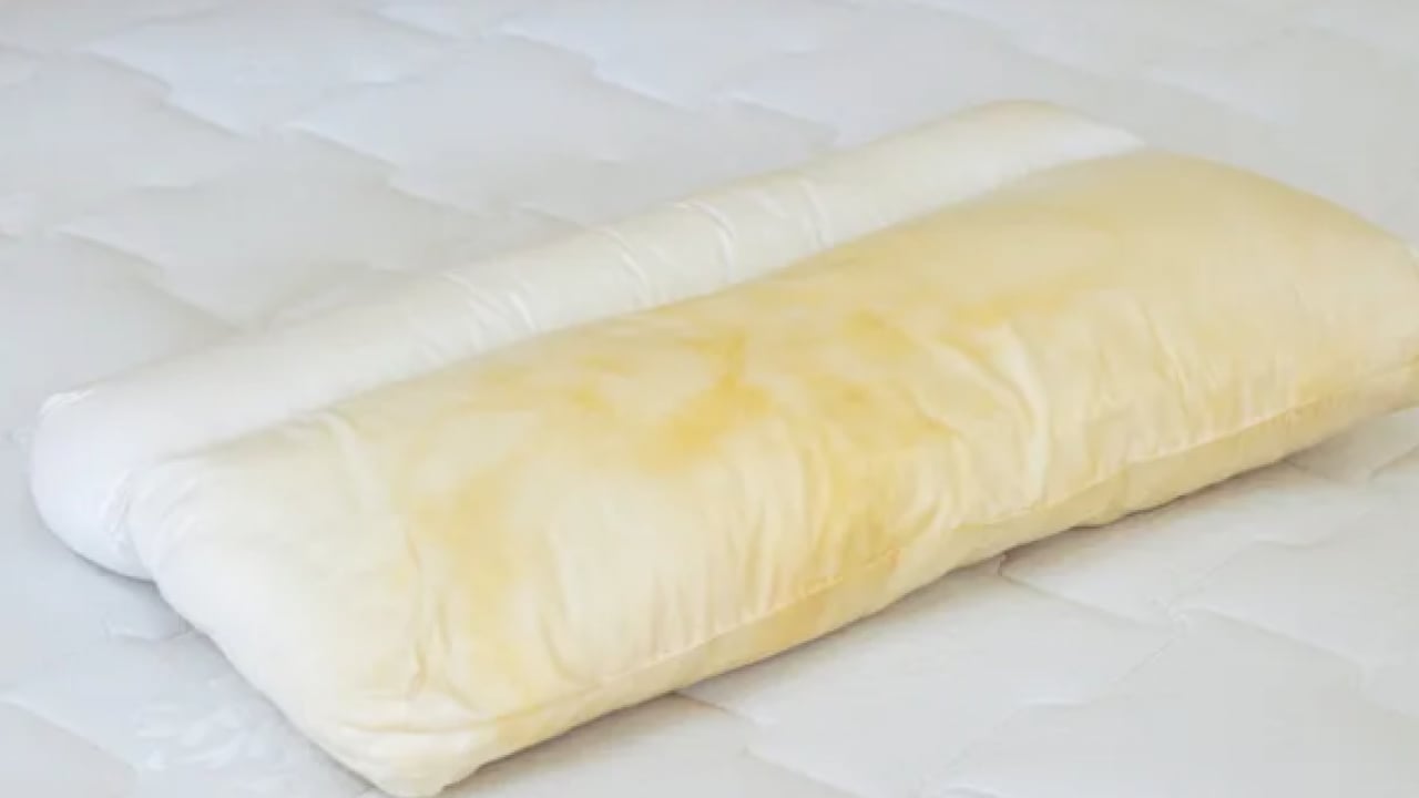 Foto - Vücut yağları, ter ve nem... Sararmış yastıklar kar gibi bembeyaz olacak! Yıkama suyuna bir ölçek sadece...