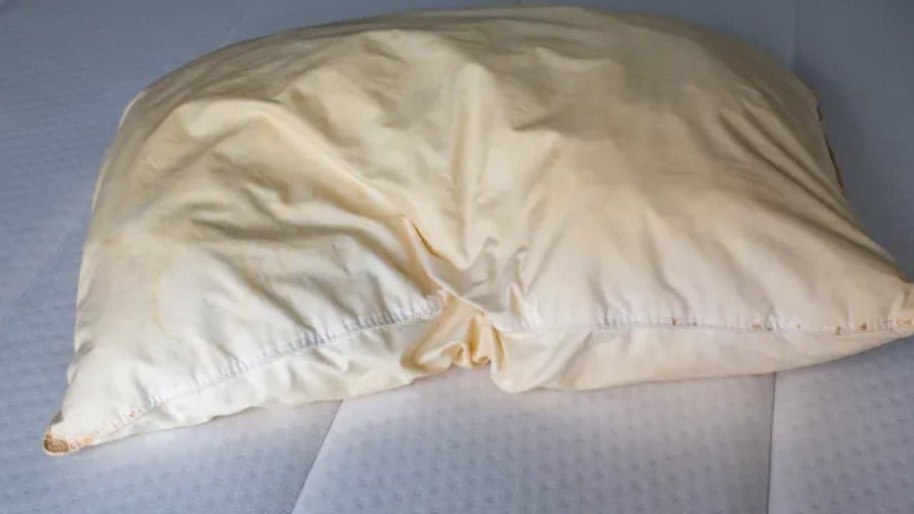 Foto - Vücut yağları, ter ve nem... Sararmış yastıklar kar gibi bembeyaz olacak! Yıkama suyuna bir ölçek sadece...