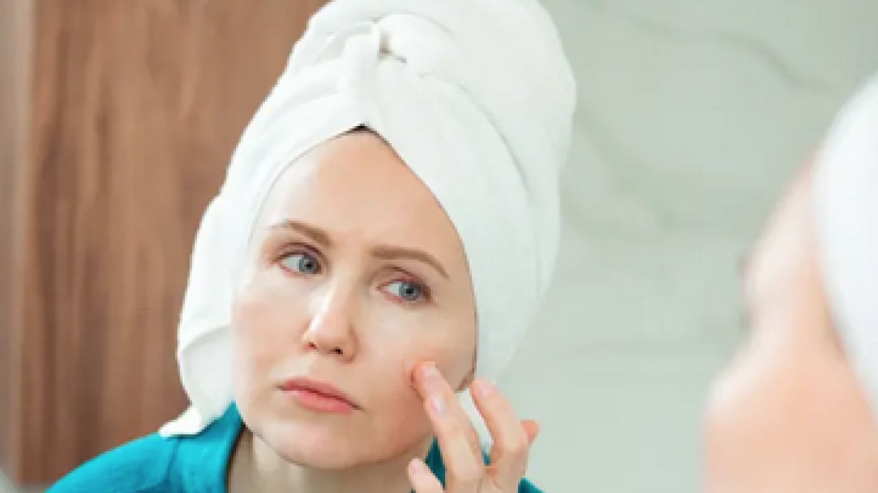 Foto - Vücutta sessizce ilerleyen cilt lekeleri nasıl geçer? Lazer uygulamaları ve mikrodermabrazyon...
