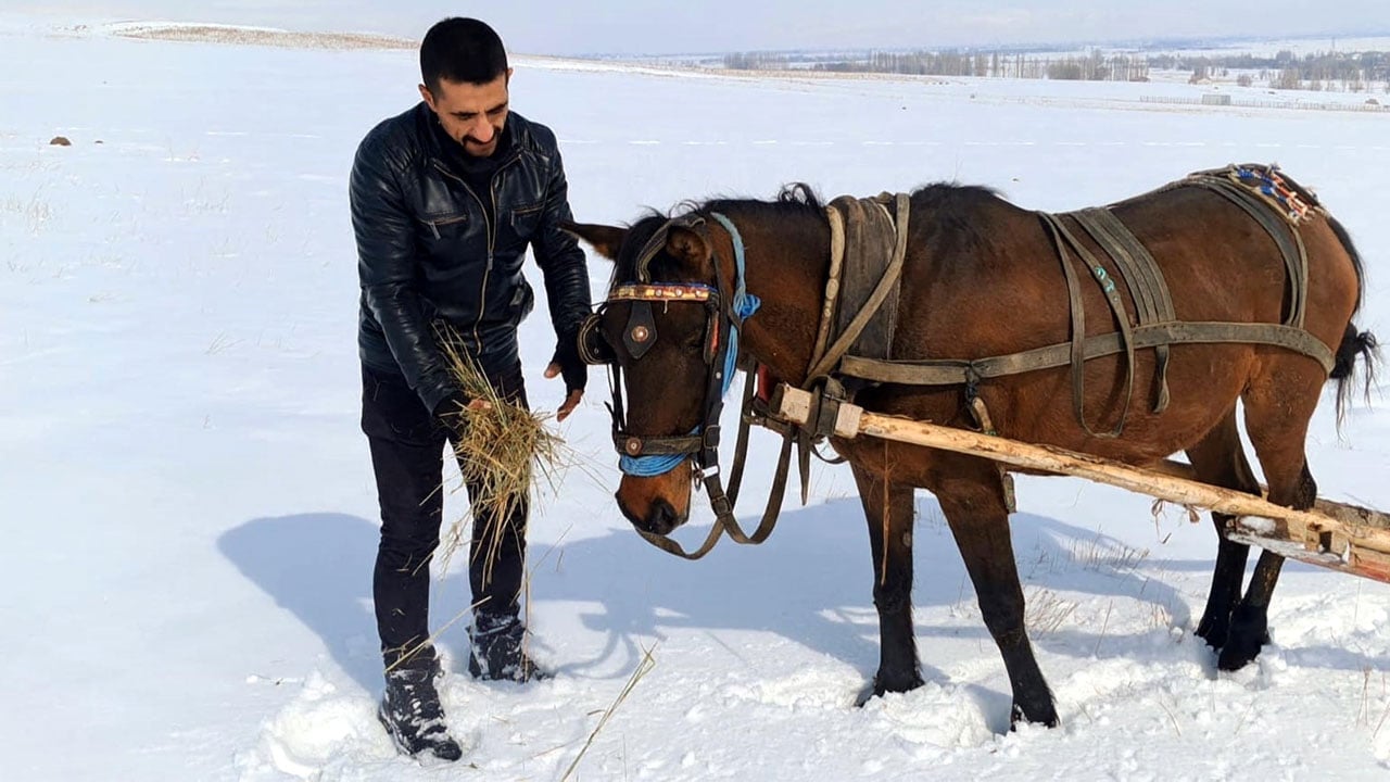 Foto - Yaban hayvanları için 13 kilometre aştı! Dondurucu soğukta insanlık dersi