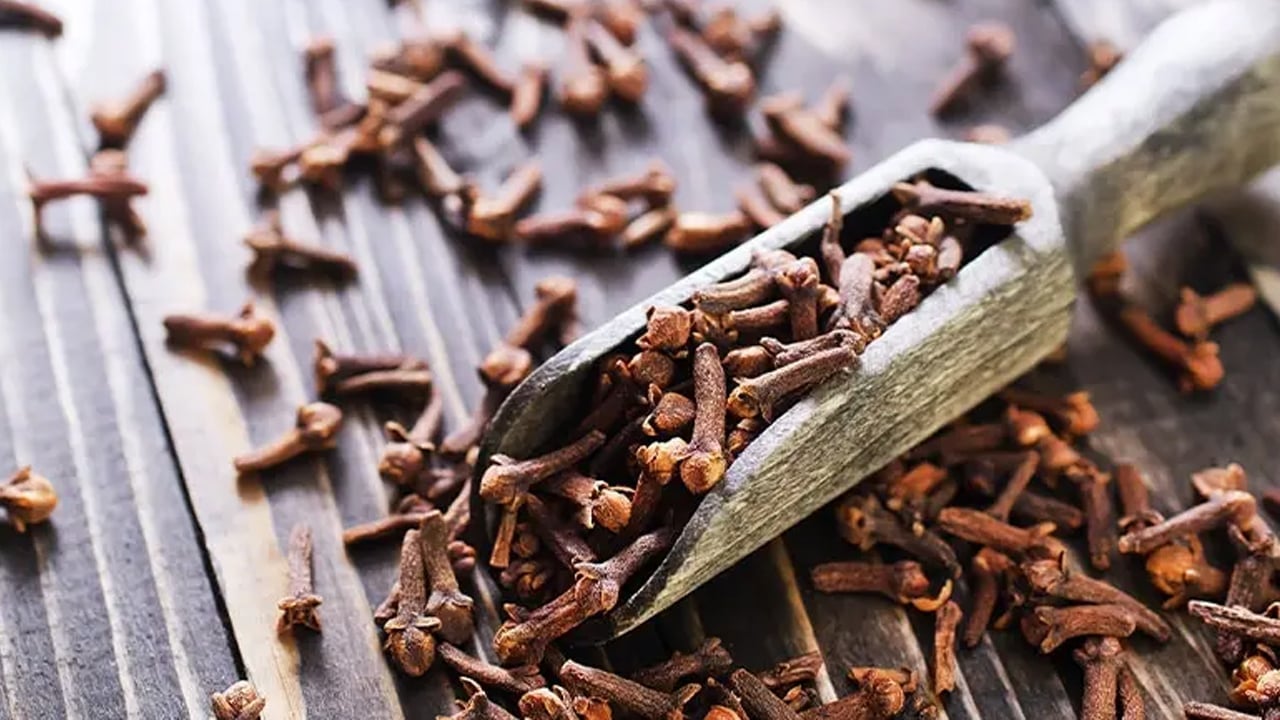 Foto - Yağ yakan karanfilli su: 7 günde 3 kilo! Yapılanlar arasında en iyi lezzet olarak yer alıyor! Kilolar insana gelmiyor