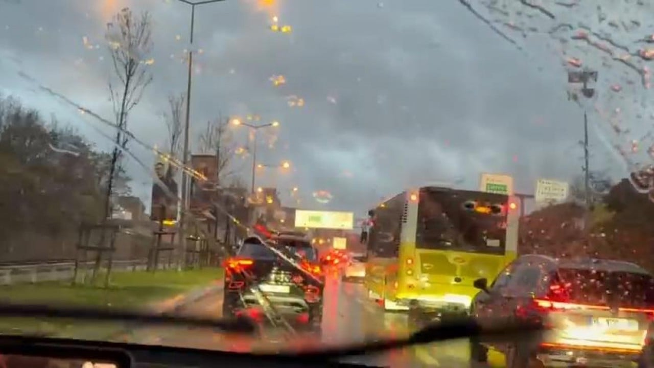Foto - Yağış nedeniyle İstanbul trafiğinde Pazartesi kabusu: Yoğunluk yüzde 80 olarak ölçüldü