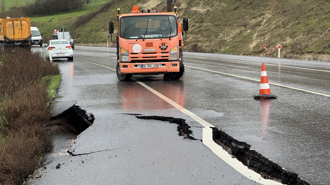 Foto - Yağış sonrası yol çöktü