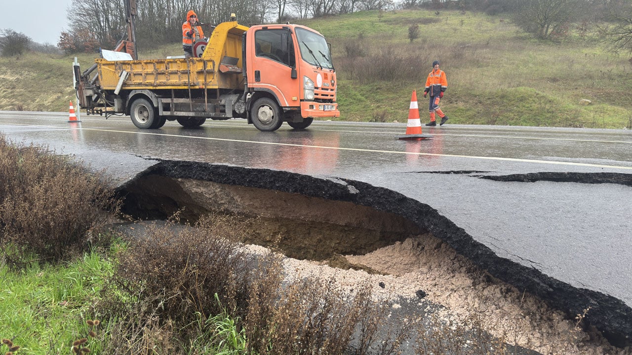 Foto - Yağış sonrası yol çöktü