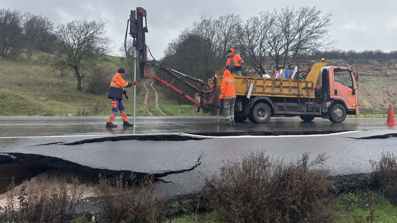 Foto - Yağış sonrası yol çöktü