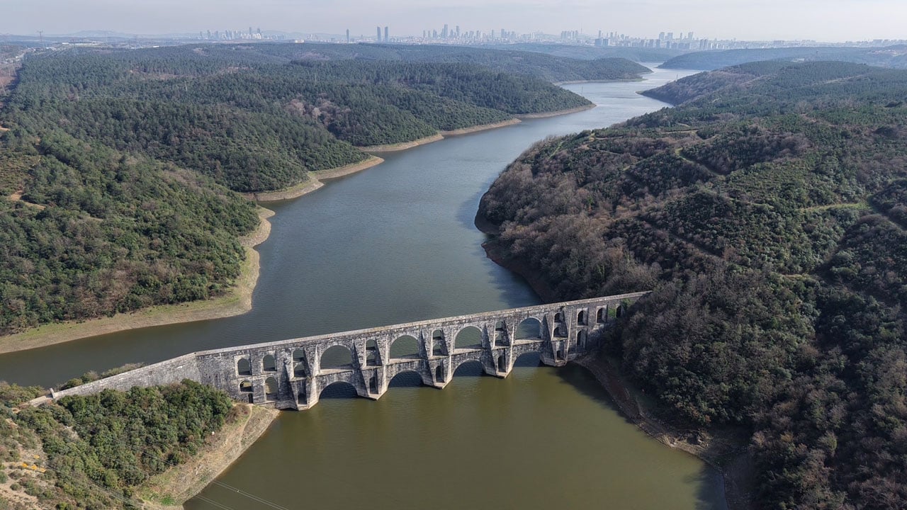 Foto - Yağışlar barajlara yaradı! İstanbul’da tarihi kemer yeniden suyla buluştu 