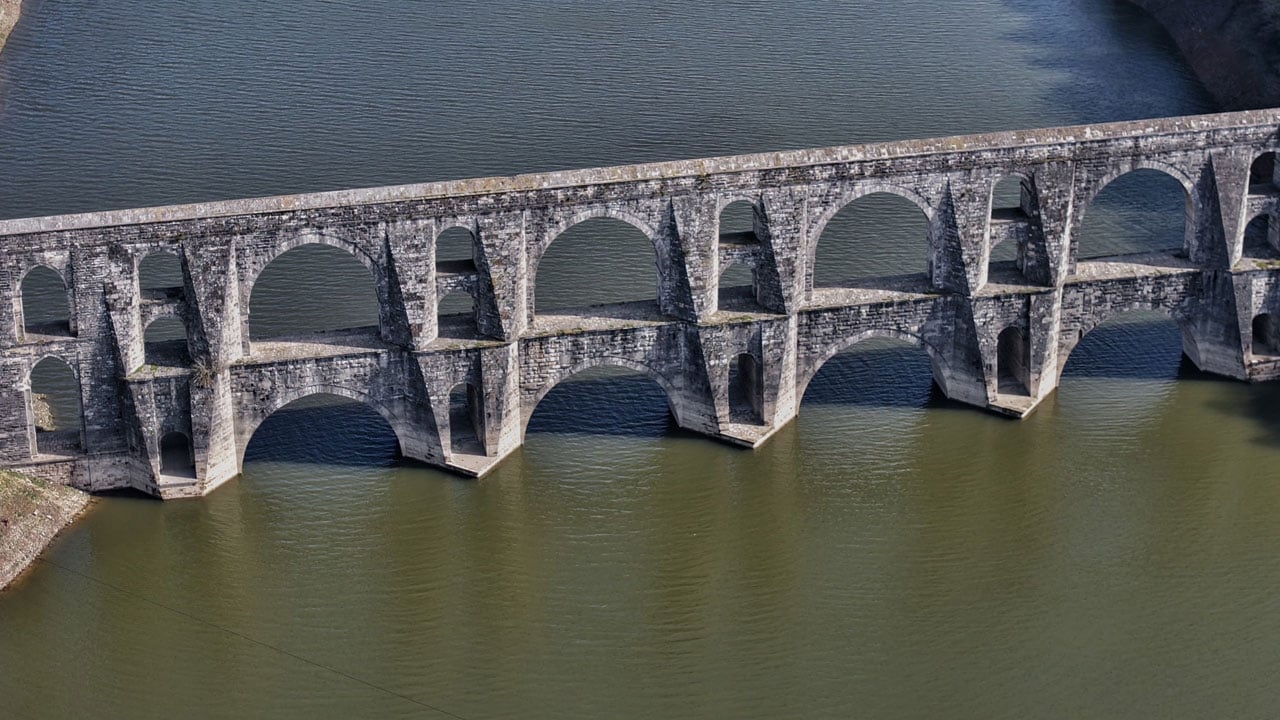Foto - Yağışlar barajlara yaradı! İstanbul’da tarihi kemer yeniden suyla buluştu 