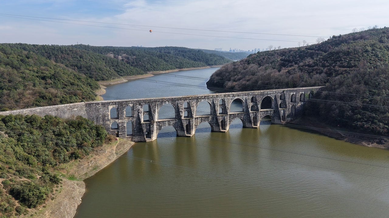 Foto - Yağışlar barajlara yaradı! İstanbul’da tarihi kemer yeniden suyla buluştu 