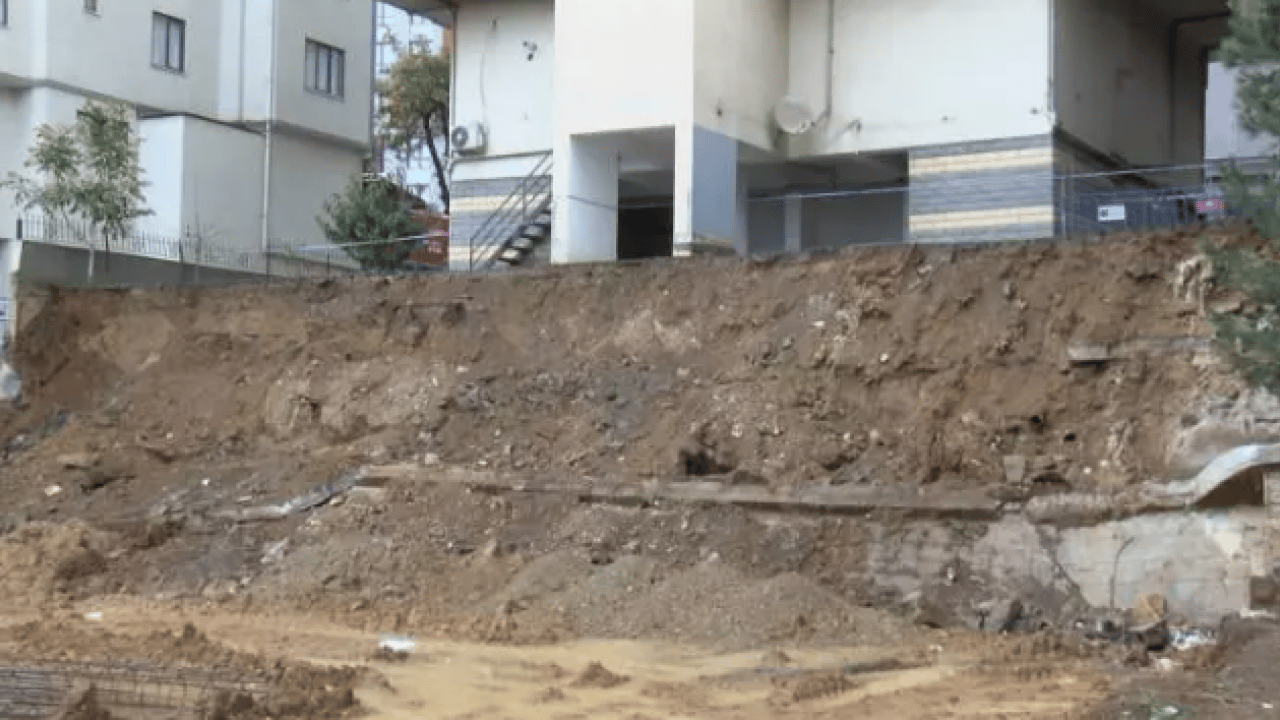 Foto - Yağışlara dayanamadı: Kadıköy'de istinat duvarı çöktü!
