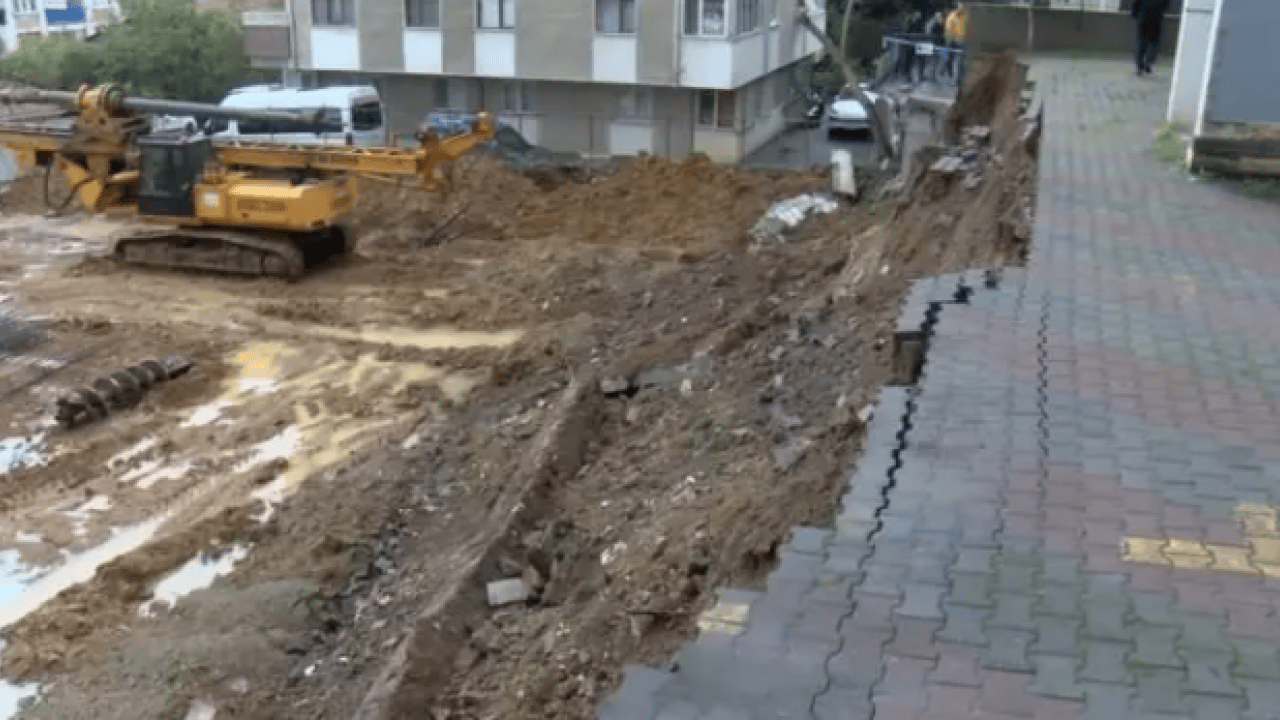 Foto - Yağışlara dayanamadı: Kadıköy'de istinat duvarı çöktü!