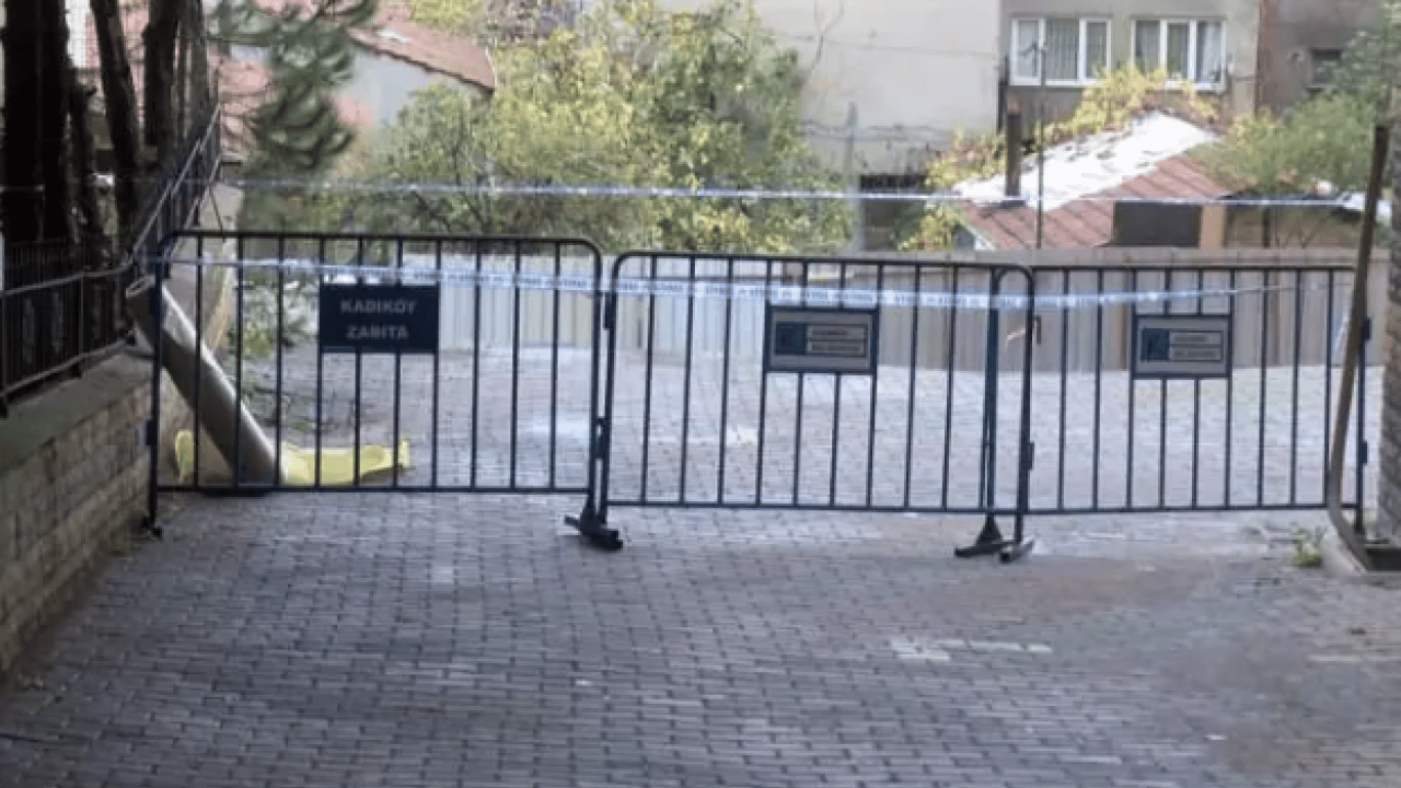 Foto - Yağışlara dayanamadı: Kadıköy'de istinat duvarı çöktü!