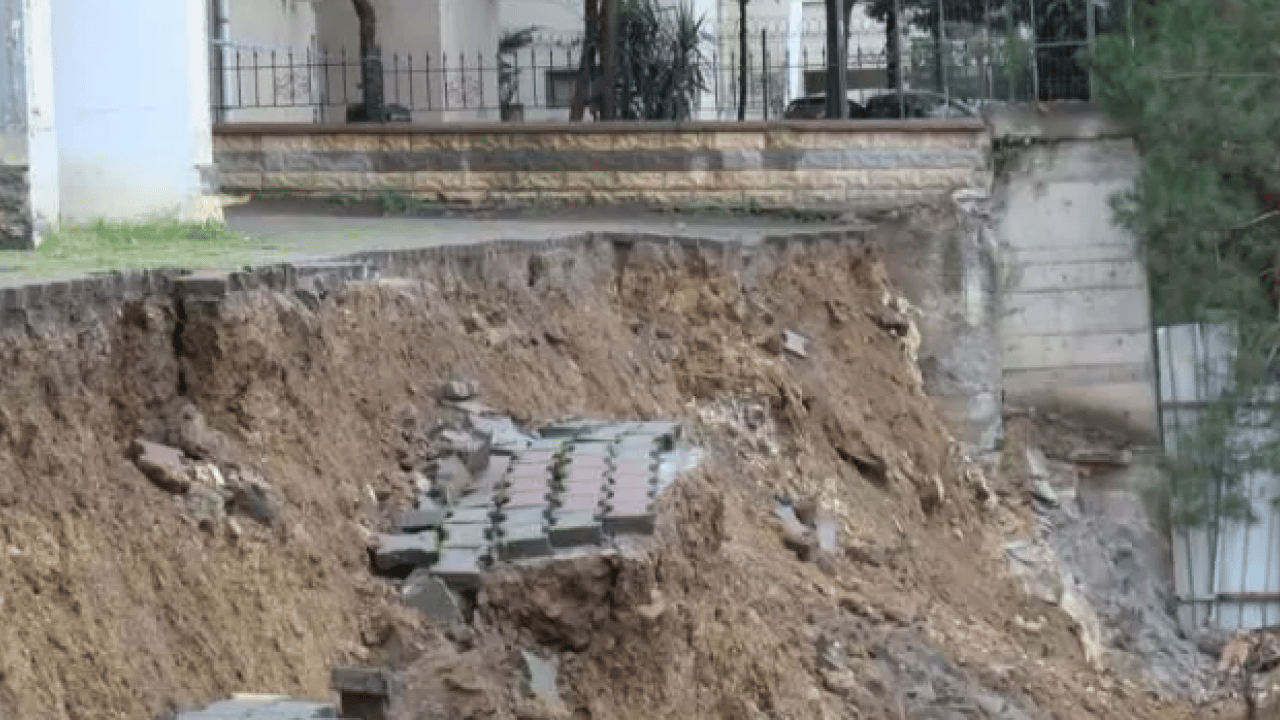 Foto - Yağışlara dayanamadı: Kadıköy'de istinat duvarı çöktü!
