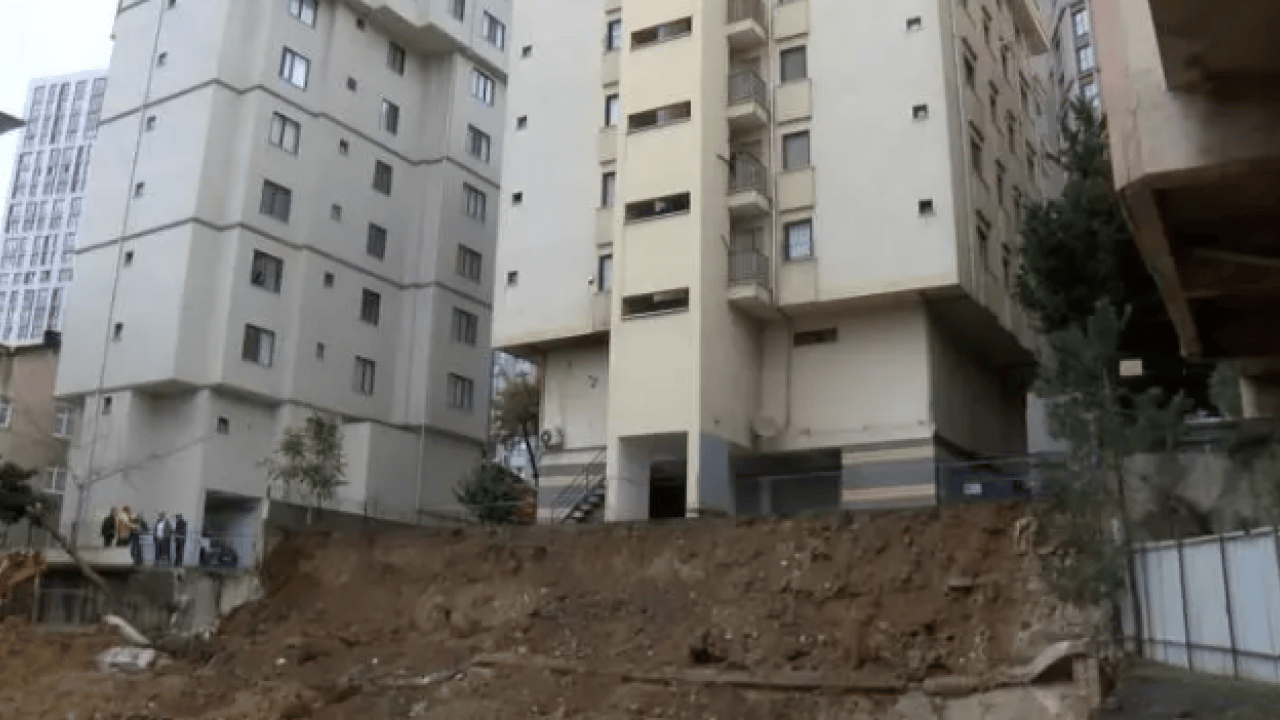 Foto - Yağışlara dayanamadı: Kadıköy'de istinat duvarı çöktü!