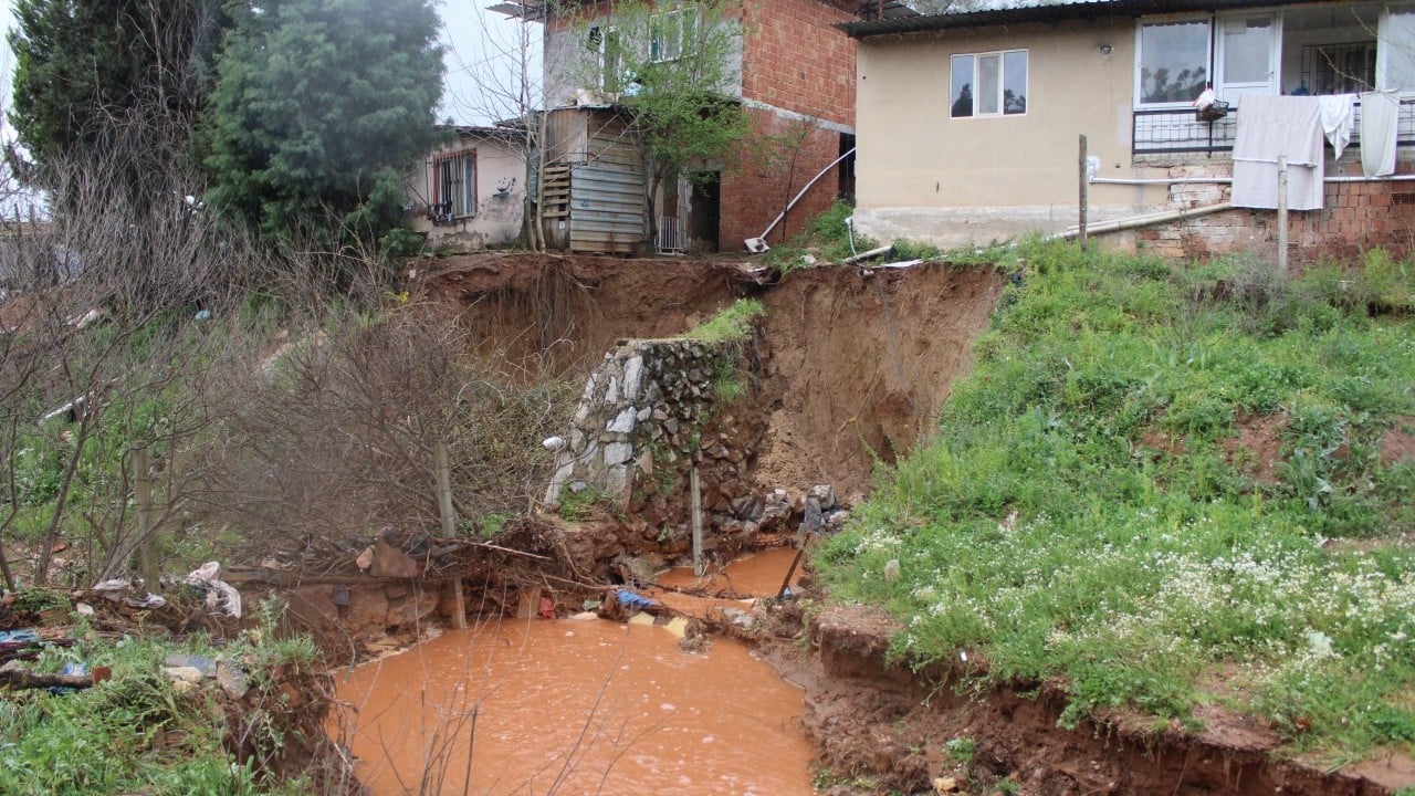 Yağmur yağdı, dere taştı, toprak kaydı! Heyelan sonrası evler tahliye edildi