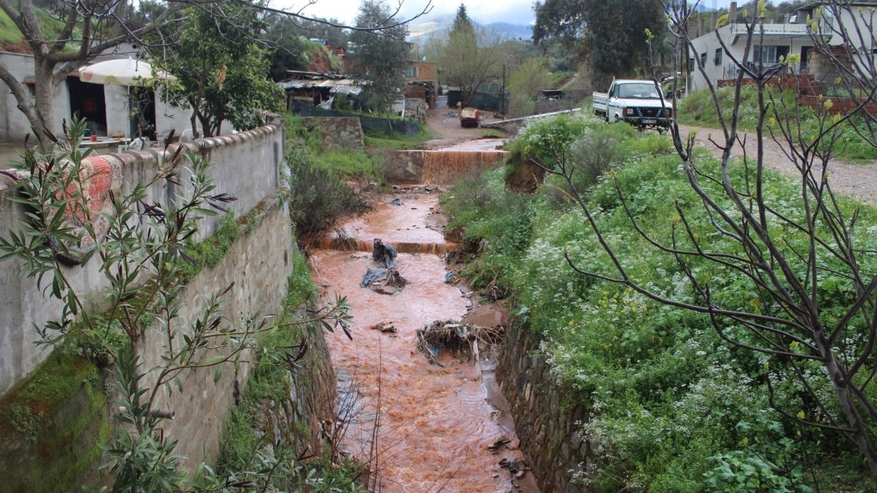 Foto - Yağmur yağdı, dere taştı, toprak kaydı! Heyelan sonrası evler tahliye edildi
