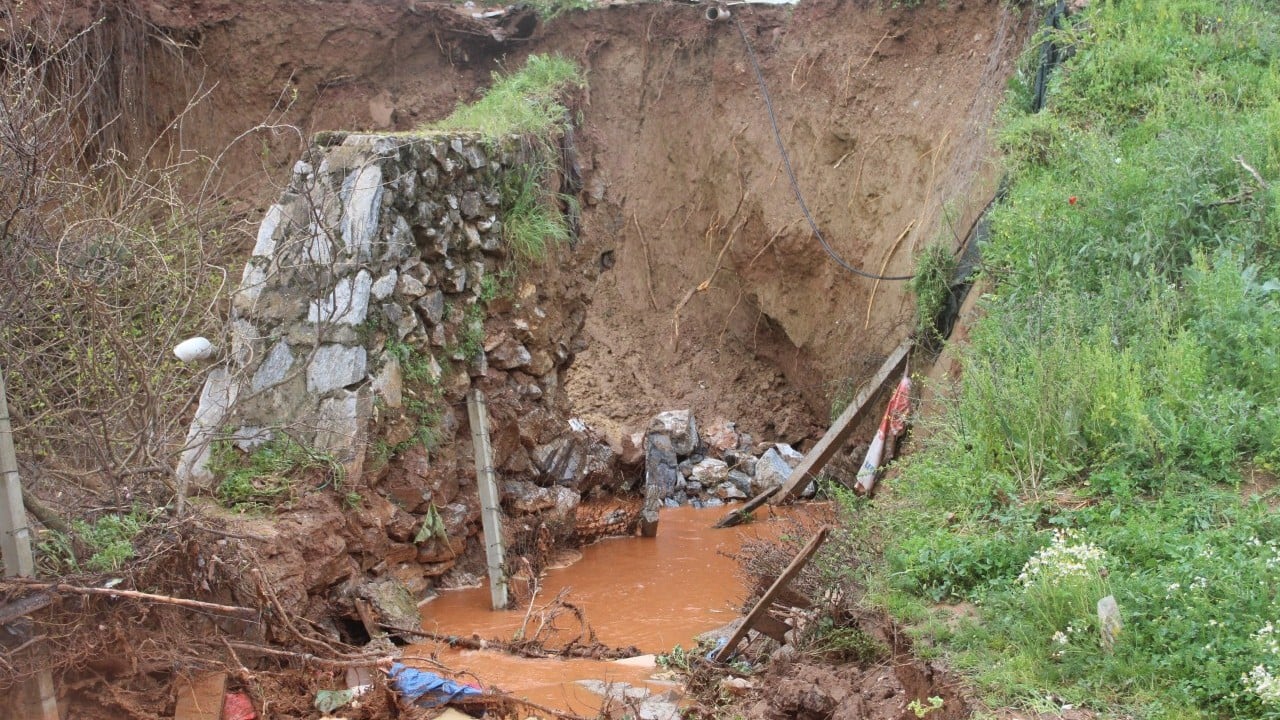 Foto - Yağmur yağdı, dere taştı, toprak kaydı! Heyelan sonrası evler tahliye edildi