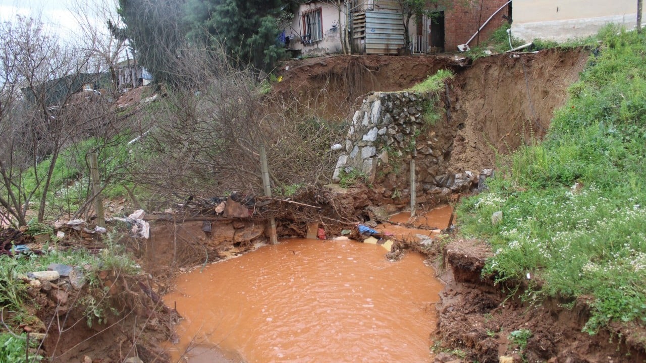Foto - Yağmur yağdı, dere taştı, toprak kaydı! Heyelan sonrası evler tahliye edildi