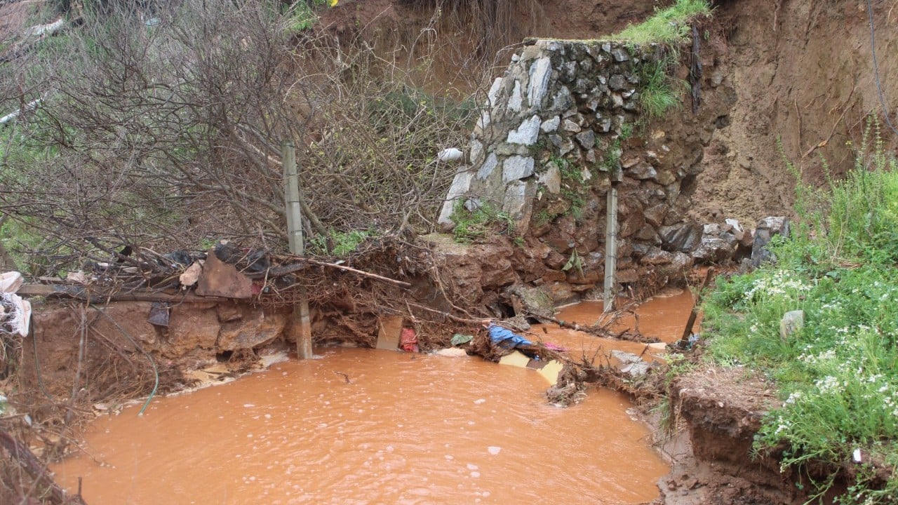 Foto - Yağmur yağdı, dere taştı, toprak kaydı! Heyelan sonrası evler tahliye edildi