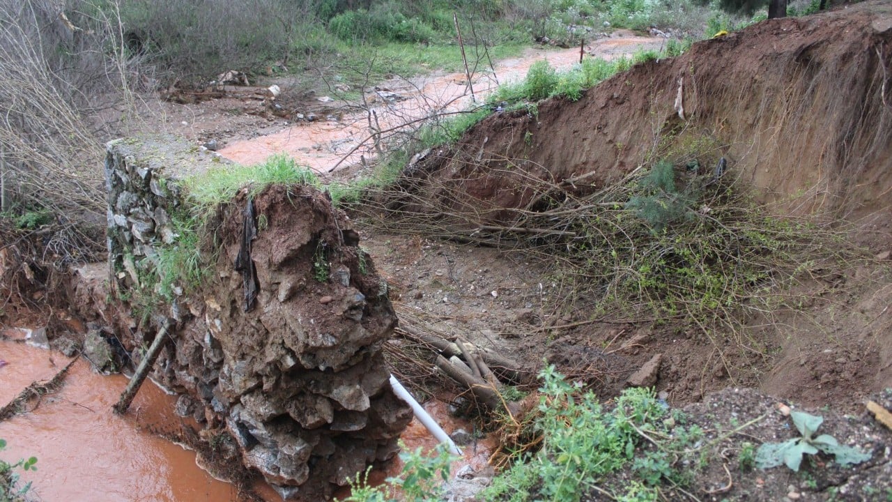 Foto - Yağmur yağdı, dere taştı, toprak kaydı! Heyelan sonrası evler tahliye edildi