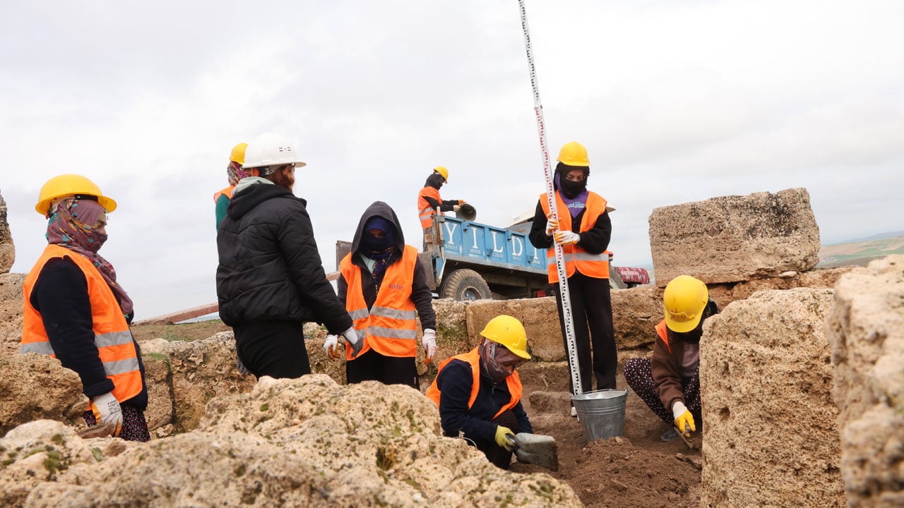 Foto - Yağmura rağmen akın ettiler! Zerzevan Kalesi’nde kadınlar tarihe ışık tutuyor