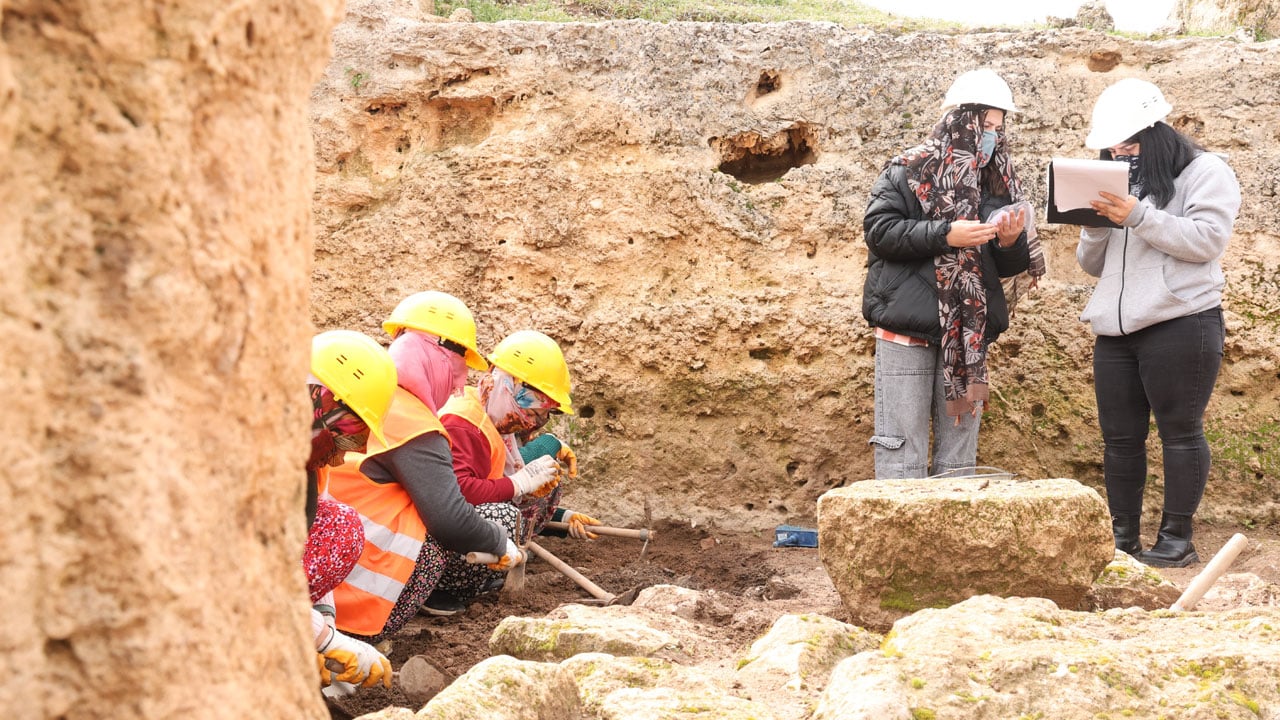 Foto - Yağmura rağmen akın ettiler! Zerzevan Kalesi’nde kadınlar tarihe ışık tutuyor