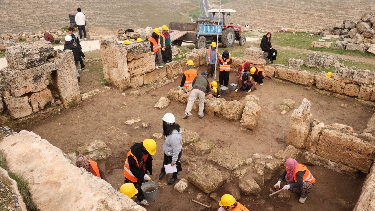 Foto - Yağmura rağmen akın ettiler! Zerzevan Kalesi’nde kadınlar tarihe ışık tutuyor