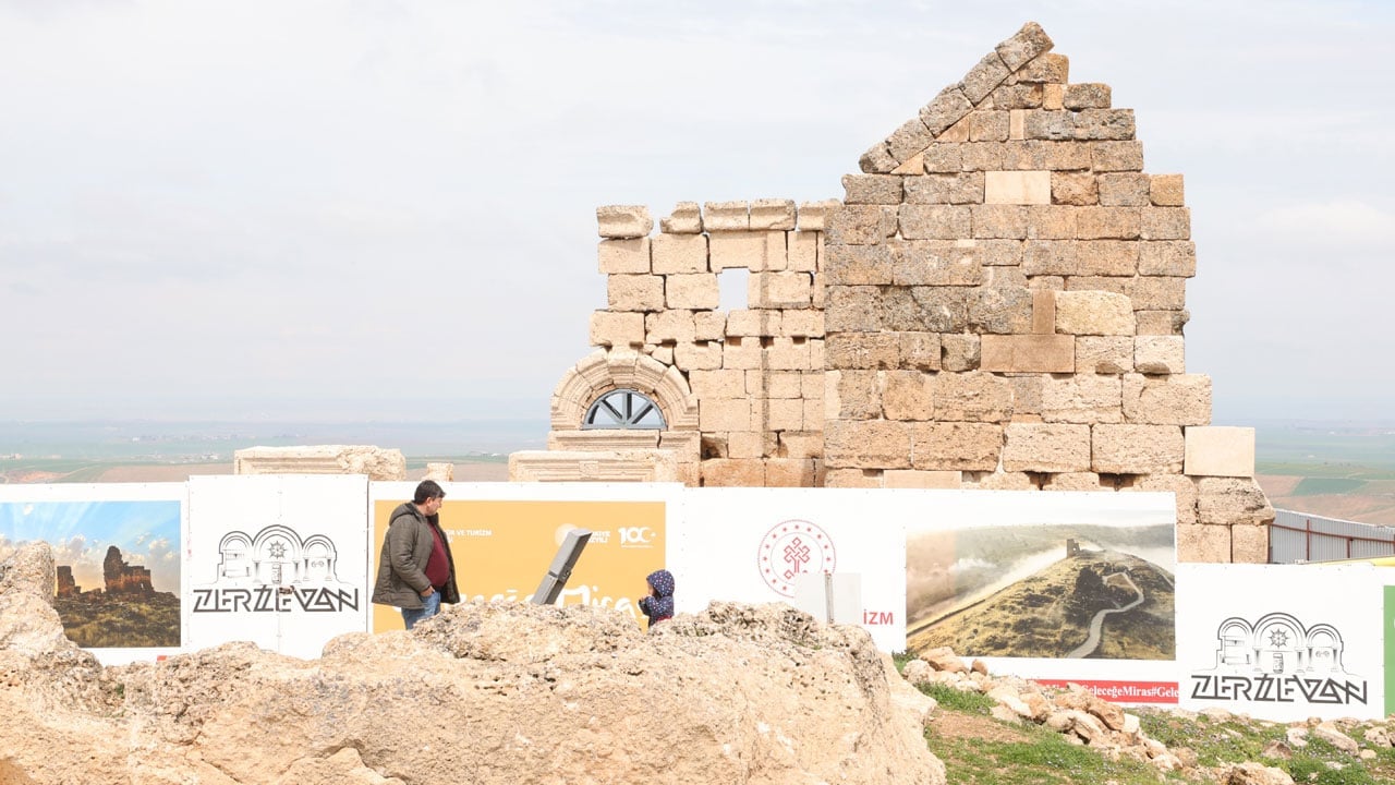 Foto - Yağmura rağmen akın ettiler! Zerzevan Kalesi’nde kadınlar tarihe ışık tutuyor