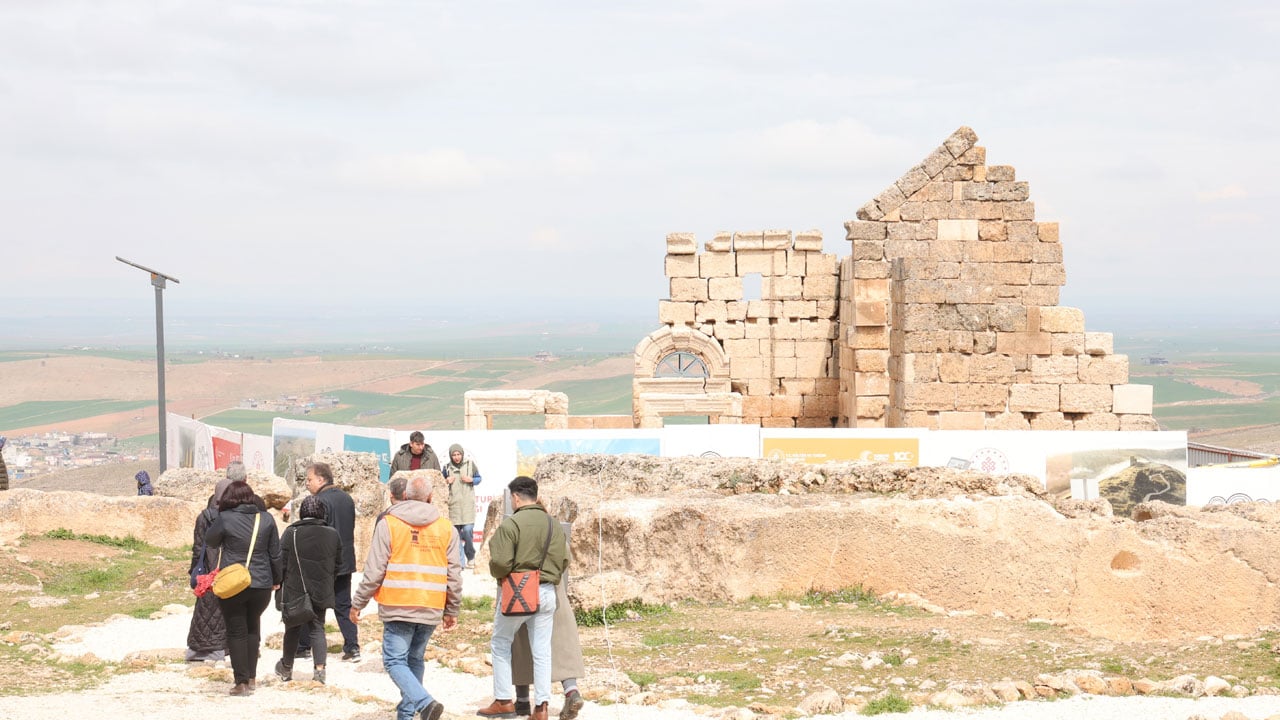 Yağmura rağmen akın ettiler! Zerzevan Kalesi’nde kadınlar tarihe ışık tutuyor