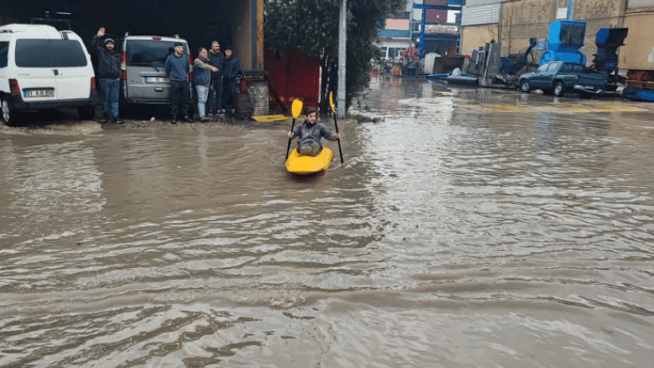 Yağmurda göle dönen sokakta çocukluk hayalini gerçekleştirdi