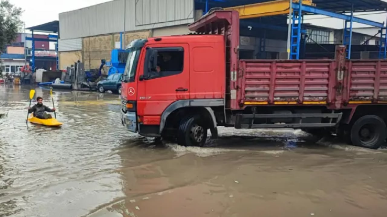 Foto - Yağmurda göle dönen sokakta çocukluk hayalini gerçekleştirdi