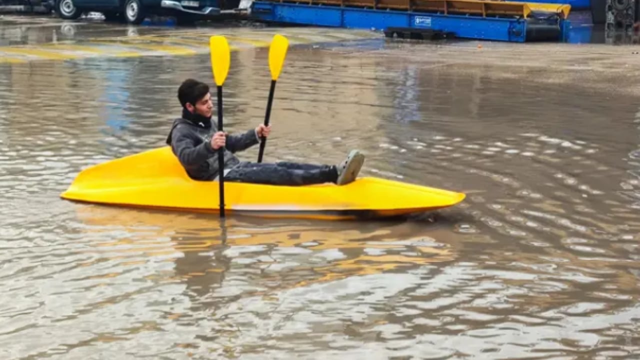 Foto - Yağmurda göle dönen sokakta çocukluk hayalini gerçekleştirdi