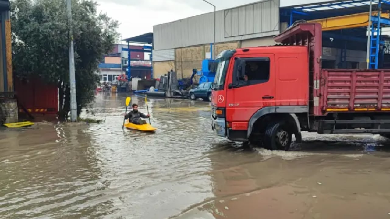 Foto - Yağmurda göle dönen sokakta çocukluk hayalini gerçekleştirdi