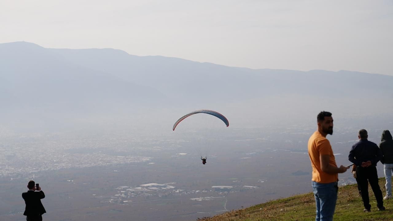 Foto - Yamaç paraşütüyle doğaya can suyu: Bursa’da yanan alanlara "tohum topu" serpildi